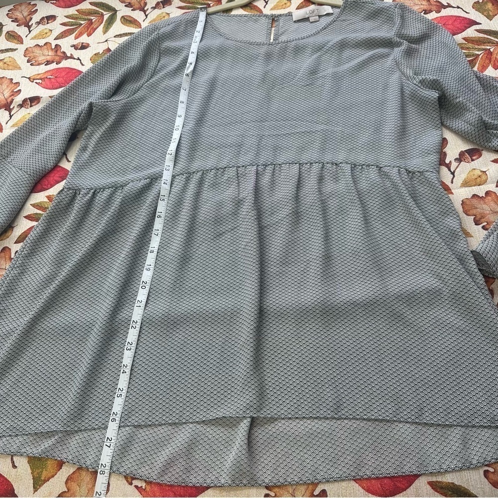 Loft Women's Bell Sleeve Gray/White Flowy Oversized Boho Top Hi Lo - Medium M - Picture 5 of 8